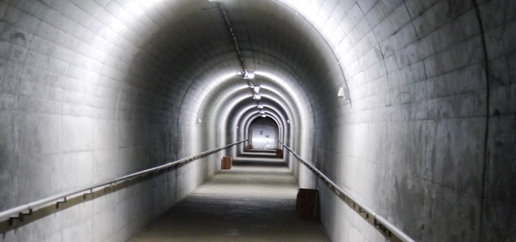不二洞 入口からの長いトンネル